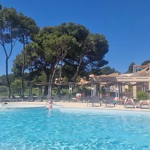https://appartement-sur-golf-de-lisle-sur-la-sorgue.fr-provencehotel.com